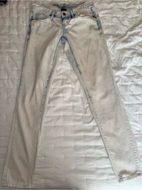 Women's Skinny Light Wash White Jeans with Subtle Blue Accents